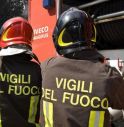 A fuoco il garage, pompieri salvano 4 persone e un cane