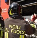 Calcinacci finiscono in strada, pompieri transennano la casa