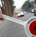 Passa davanti i vigili a 143 all’ora