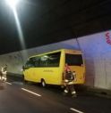 Fiamme allo scuolabus in galleria lungo l'A27