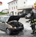 Il motore va a fuoco, lui accosta ma si accorge di essere in una stazione di carburante