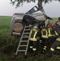 Si schianta contro un albero e rimane intrappolato tra le lamiere contorte