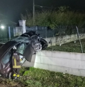 Finisce con l'auto in un fossato, contro un muretto di cemento