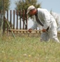 SI ACCASCIANO A TERRA, DUE ANZIANI MORTI NEI CAMPI