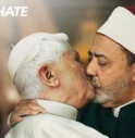 SCOPPIA L'AMORE TRA IL PAPA E L'IMAM