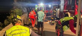 Tragedia sfiorata sulla Napoleonica, ventiduenne precipita per dieci metri tra le rocce