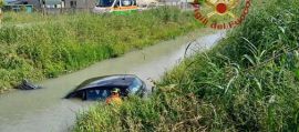 Scontro tra due vetture finisce nel canale: una macchina ribaltata in acqua e feriti soccorsi sul posto 