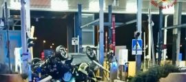 Auto si schianta contro il guardrail alla barriera autostradale e finisce nei guai 