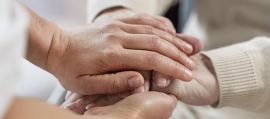 Lascia tutto alla badante, soldi e due case