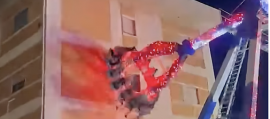 Giostra sfiora le finestre di un palazzo: paura al luna park - Video Giostra sfiora le finestre di un palazzo: paura al luna park - Video