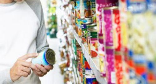 Spreco alimentare, non basta guardare la data: i 5 controlli prima di buttare il cibo.