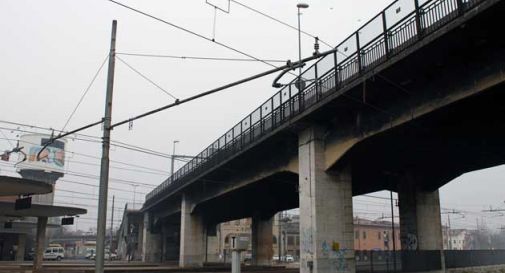 Donna muore precipitando dal cavalcavia della stazione