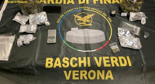 Sorpreso in pieno centro con stupefacenti