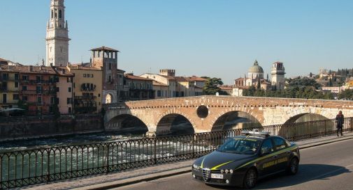 Minacce e resistenza durante un controllo al negozio di barbiere