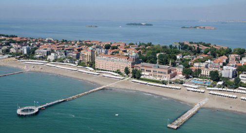 Si schianta con barchino contro briccola, muore pilota al Lido di Venezia