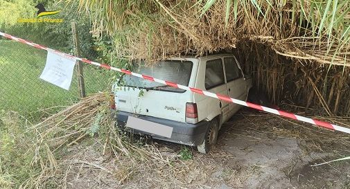 Scoperta discarica abusiva in un terreno privato: tra la vegetazione anche 13 auto