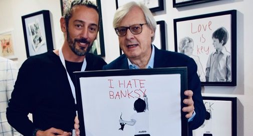 L’artista Giacometti insultato dagli haters per aver incontrato Sgarbi