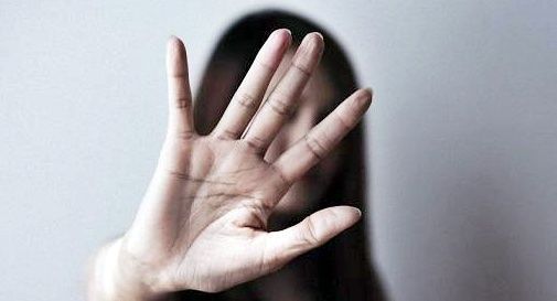 Picchia la moglie e la raggiunge in ospedale: arrestato nella stanza di degenza