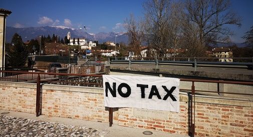 Striscioni “No Tax” ad Asolo