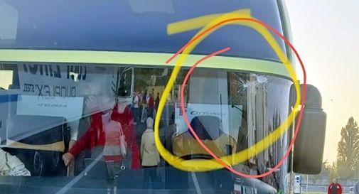 Sassi dal cavalcavia, presi di mira i pullman della Cgil diretti alla manifestazione di Roma  