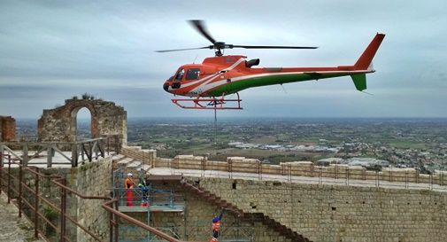 Tutti col naso all'insù: l'elicottero trasporta e posa una scala da 70 quintali alla Rocca di Asolo