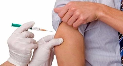 Storie di vaccini, effetti collaterali, febbre a 40 e voglia di emigrare in Scandinavia