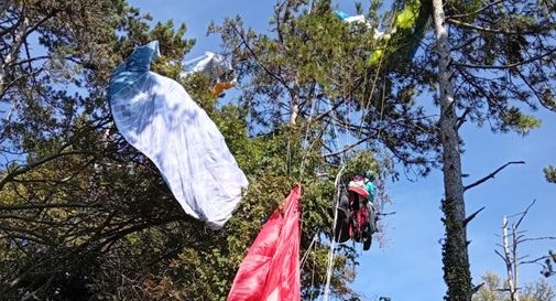 Scontro in volo tra due parapendii a Borso del Grappa: piloti aggrovigliati finiscono sugli alberi