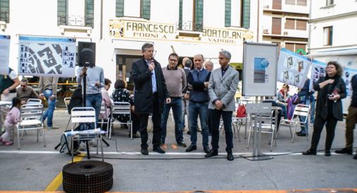 Centro pedonale, manifesti di protesta sulle vetrine, Cà Sugana: 