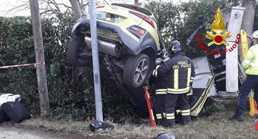 Volano fuori strada con il suv e finiscono contro una siepe: ferite 2 persone