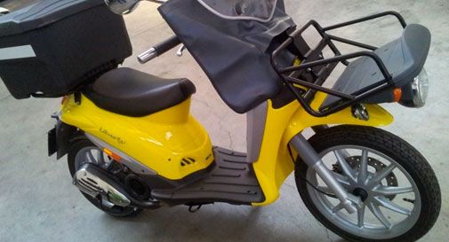 Postina cade dallo scooter e si frattura una gamba