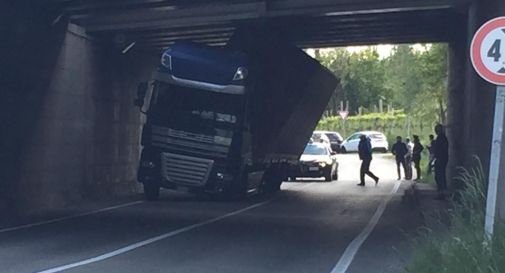 Tir rimane incastrato sotto il ponte di Cozzuolo 