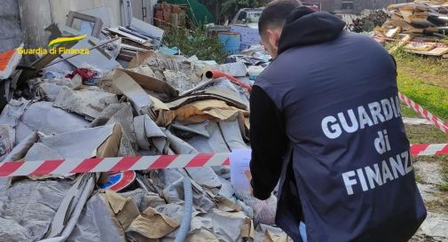 Con l’elicottero scoprono discarica abusiva lungo un corso d'acqua