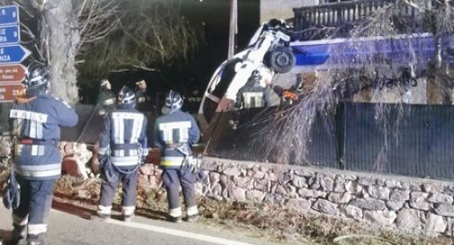 Auto esce di strada e finisce contro un balcone