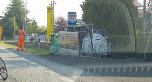 Camion spurghi finisce nel fosso