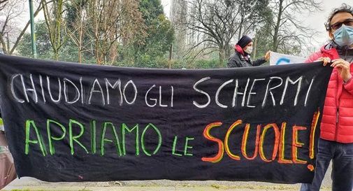 proteste per scuola chiusa