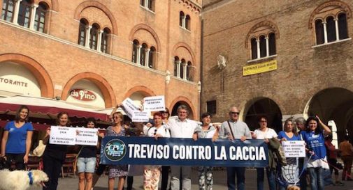 Stagione della caccia al via, sit-in in piazza dei Signori