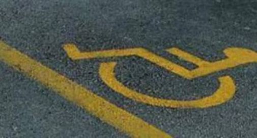 Parcheggiano nel posto dei disabili con i permessi di amici e genitori: scoperti dai vigili di Treviso