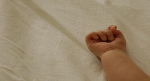 Partorisce e nasconde il corpo del figlio vicino all'armadio, il neonato è stato trovato esanime