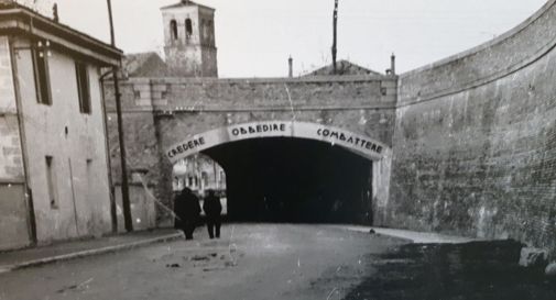 L’assessore posta foto con slogan fascista