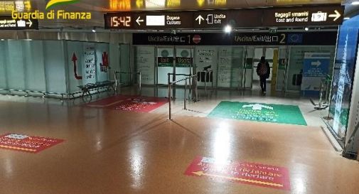 Arriva in aeroporto con 250mila euro e dice 