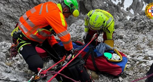 Cade in montagna, salvato alpinista