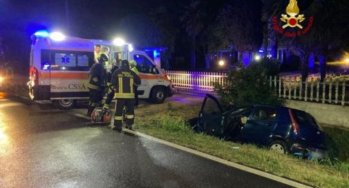 Due auto fuori strada, due morti nella notte