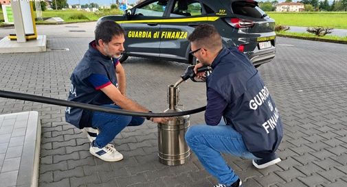 Rimborsi illeciti con tessere carburante fantasma: maxi truffa milionaria scoperta dalla Finanza