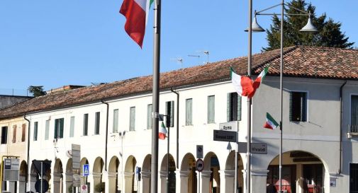 Gli Alpini consegnano il tricolore a tutti i sindaci della Marca