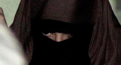 Non si toglie il niqab in municipio, condannata a pagare 30mila euro