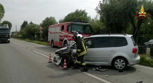 Si schianta contro un camion: ferito