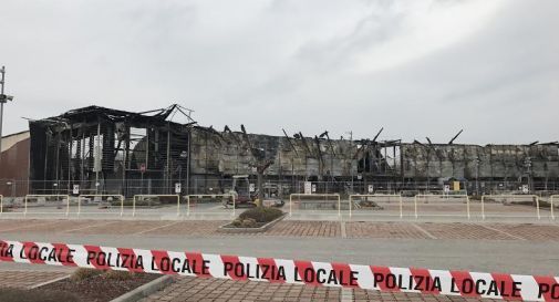 il negozio Unieuro bruciato nel rogo del Parco Stella