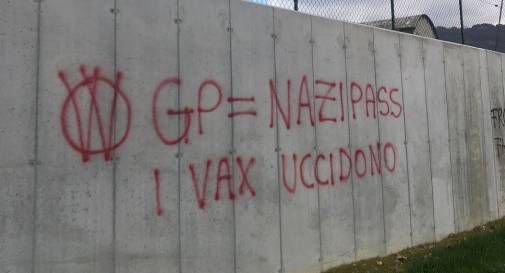 Vittorio Veneto, spuntano i graffiti contro i vaccini: 