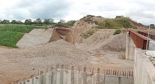 Svuotano e interrano rifiuti nel cantiere della Pedemontana: un video li incastra