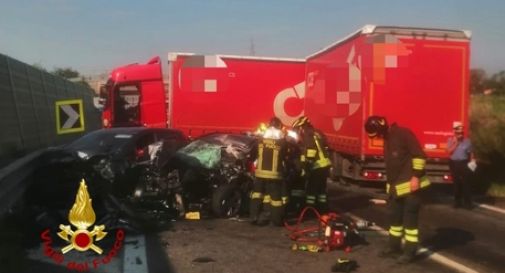 Scontro auto-Tir, un morto e un ferito 